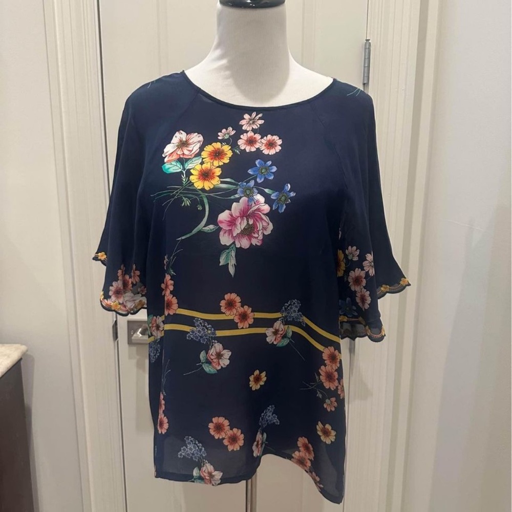 Great with white jeans. Worn 5 times